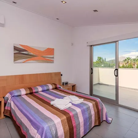 Апартаменти Embat By Sealand